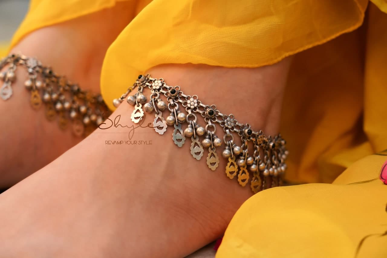 Tattva Carved Leaf Drop Ghughri Statement Anklet