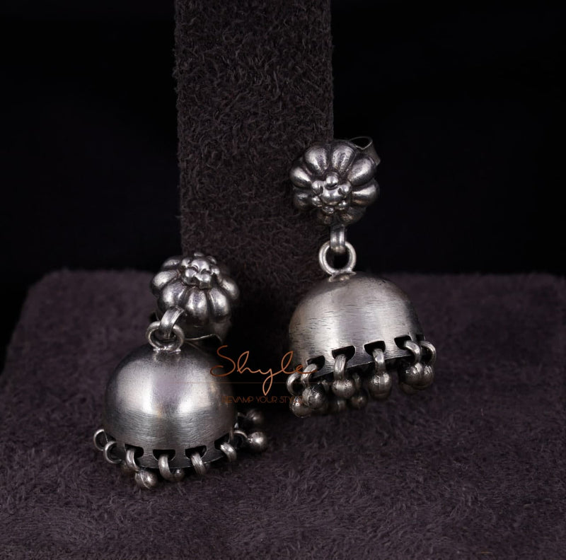 Moh Versatile Matte Jhumki side