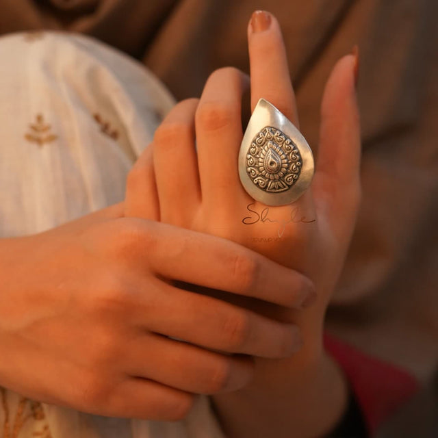 Mizoya Tribal Motif Drop Classic Ring