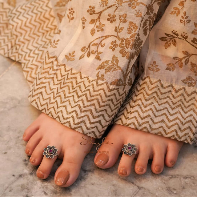 Adya Intricate Flower Versatile Toe Ring Model