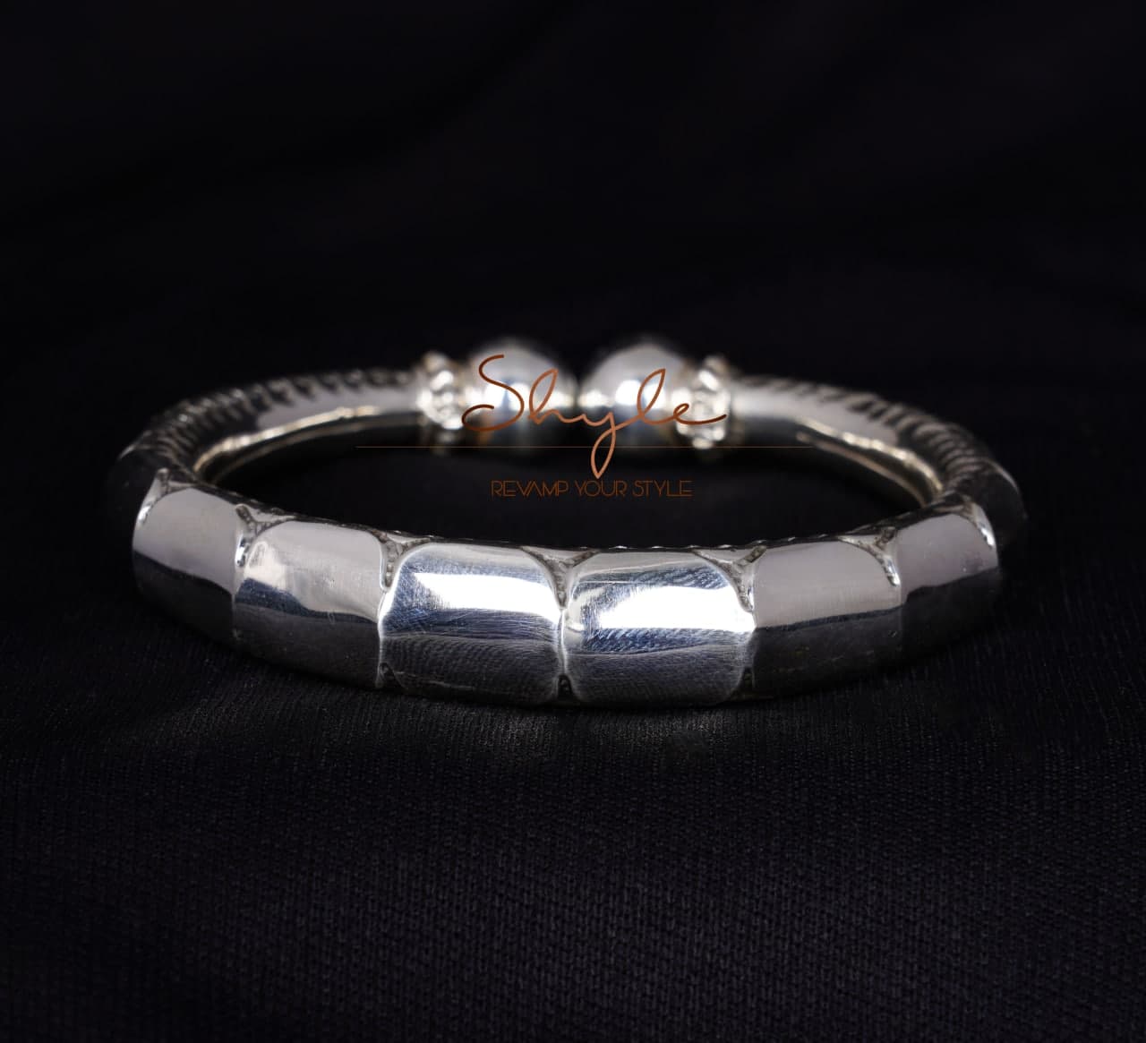 Essence Intricate Fine Versatile Kada front