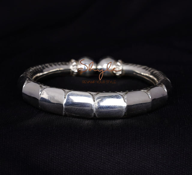 Essence Intricate Fine Versatile Kada front