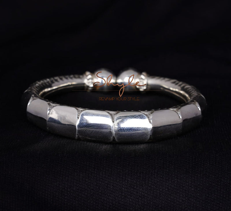 Essence Intricate Fine Versatile Kada front