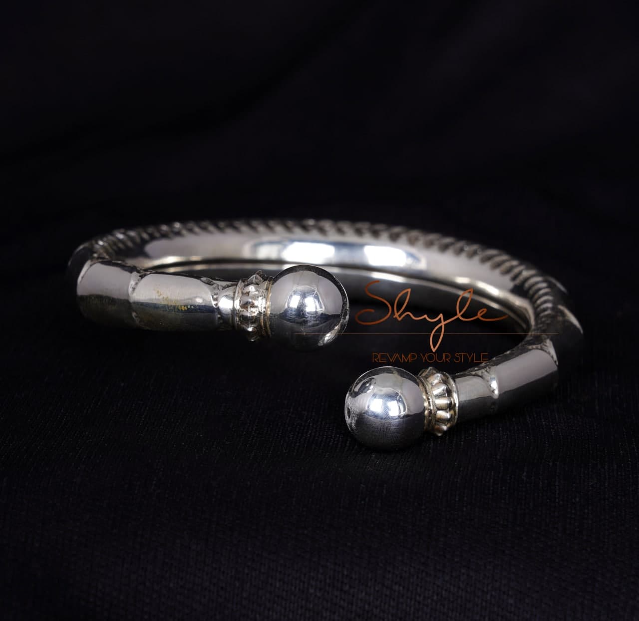 Essence Intricate Fine Versatile Kada back