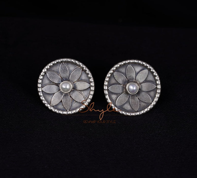 Mizoya flower Motif Versatile Flower Studs front