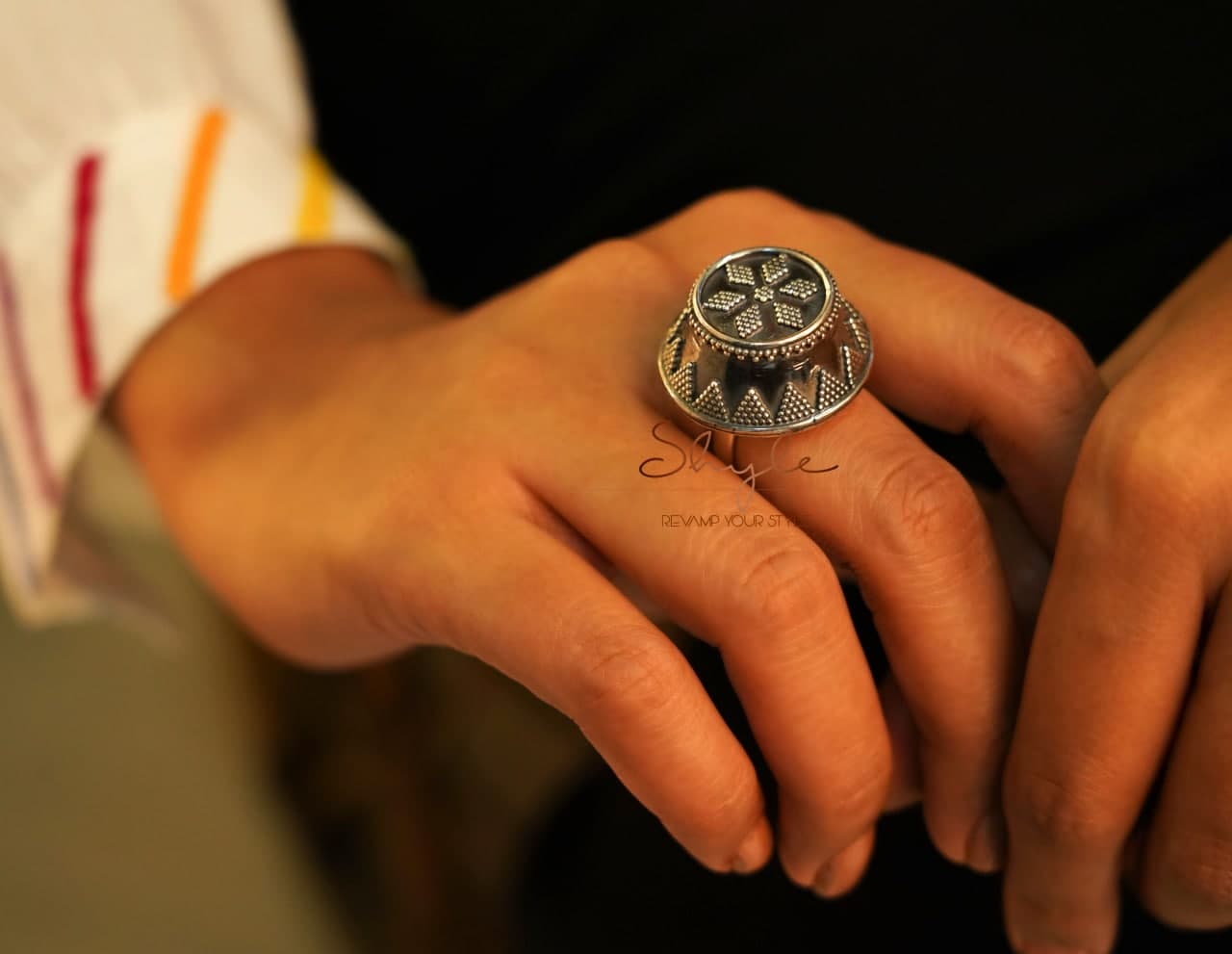 Anvaya Classic Daana Detailed Embossed Ring