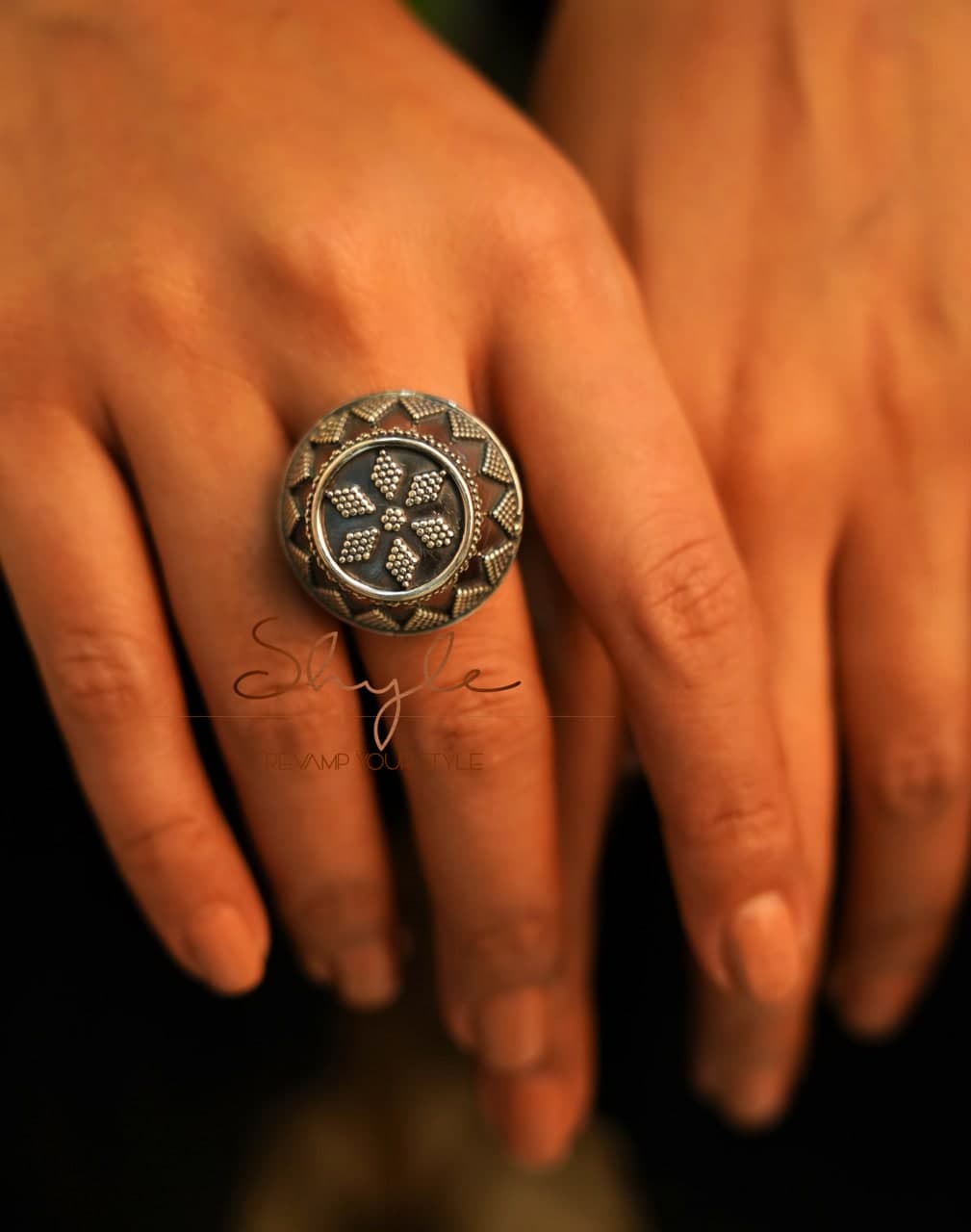 Anvaya Classic Daana Detailed Embossed Ring