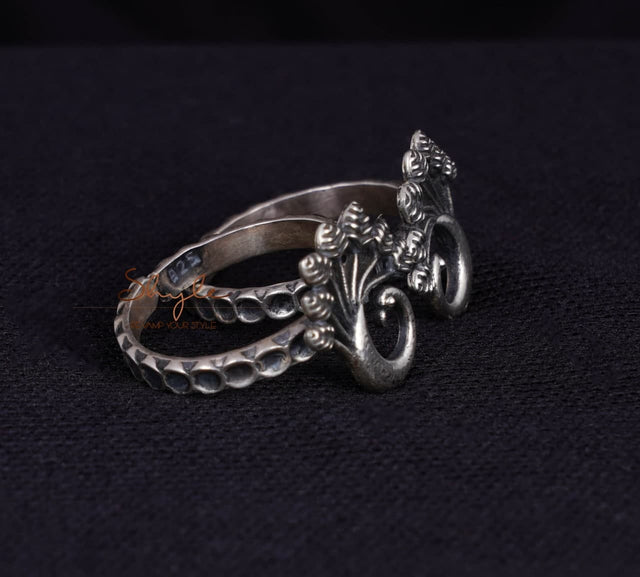 Moh Intricate Dancing Peacock Toe Ring