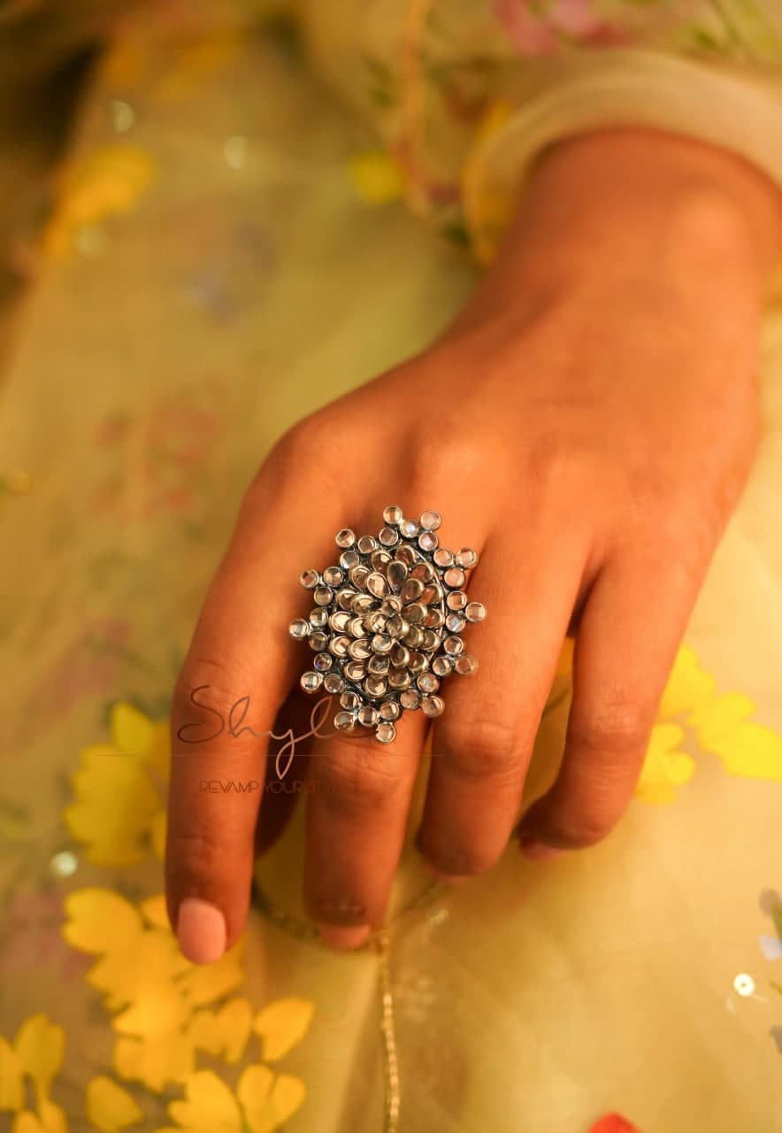 Essence Scintillating Flora Ring