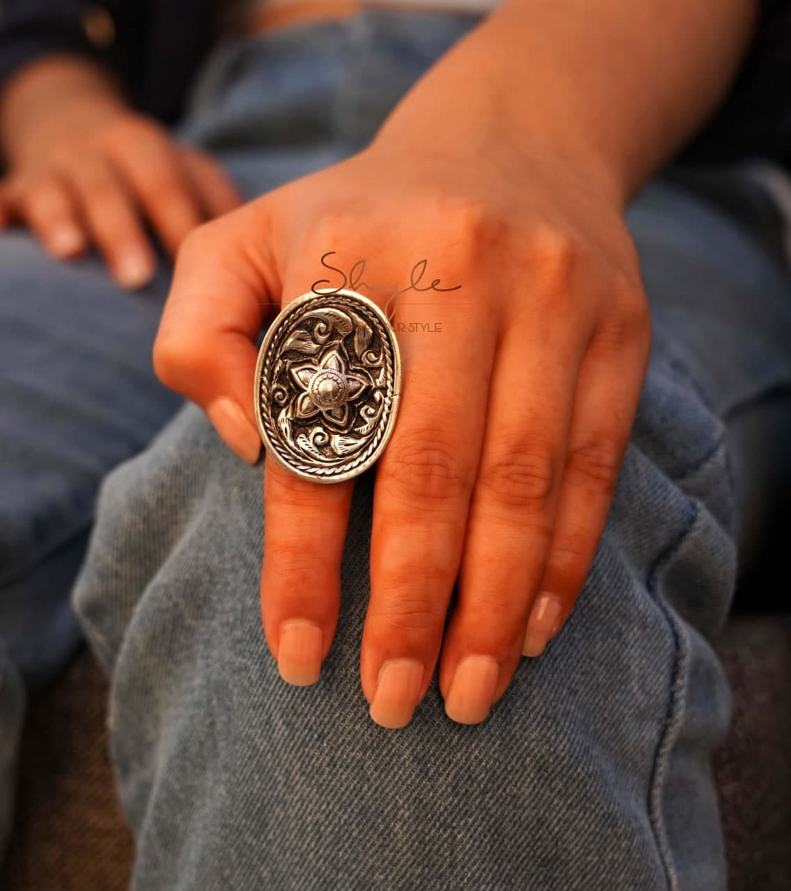Anvaya Flora motif Chitai Oval Ring