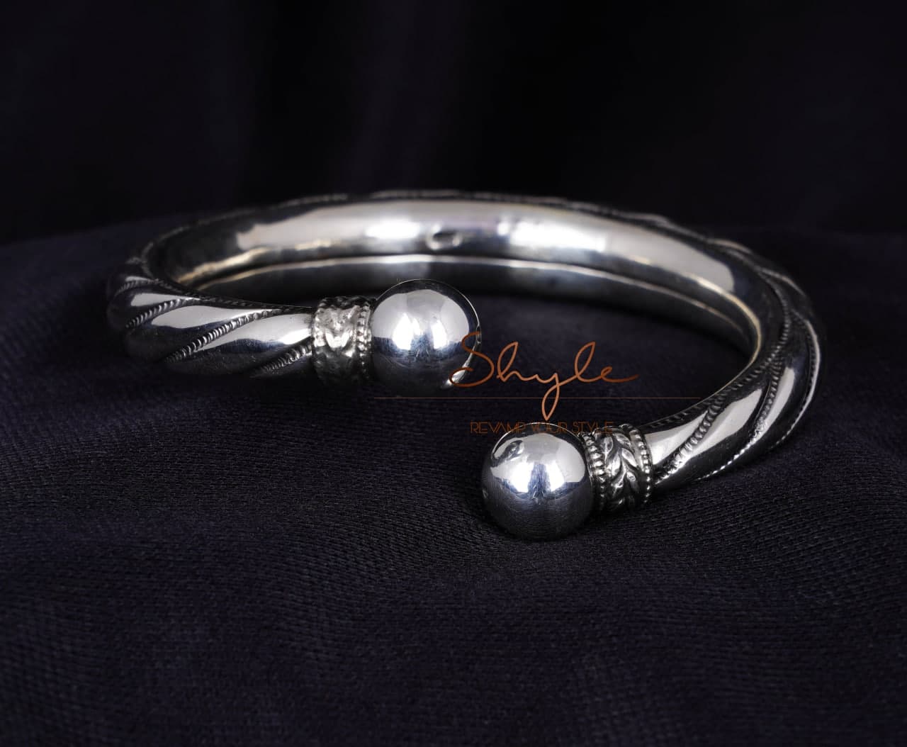 Anvaya Spiral Embossed Kada