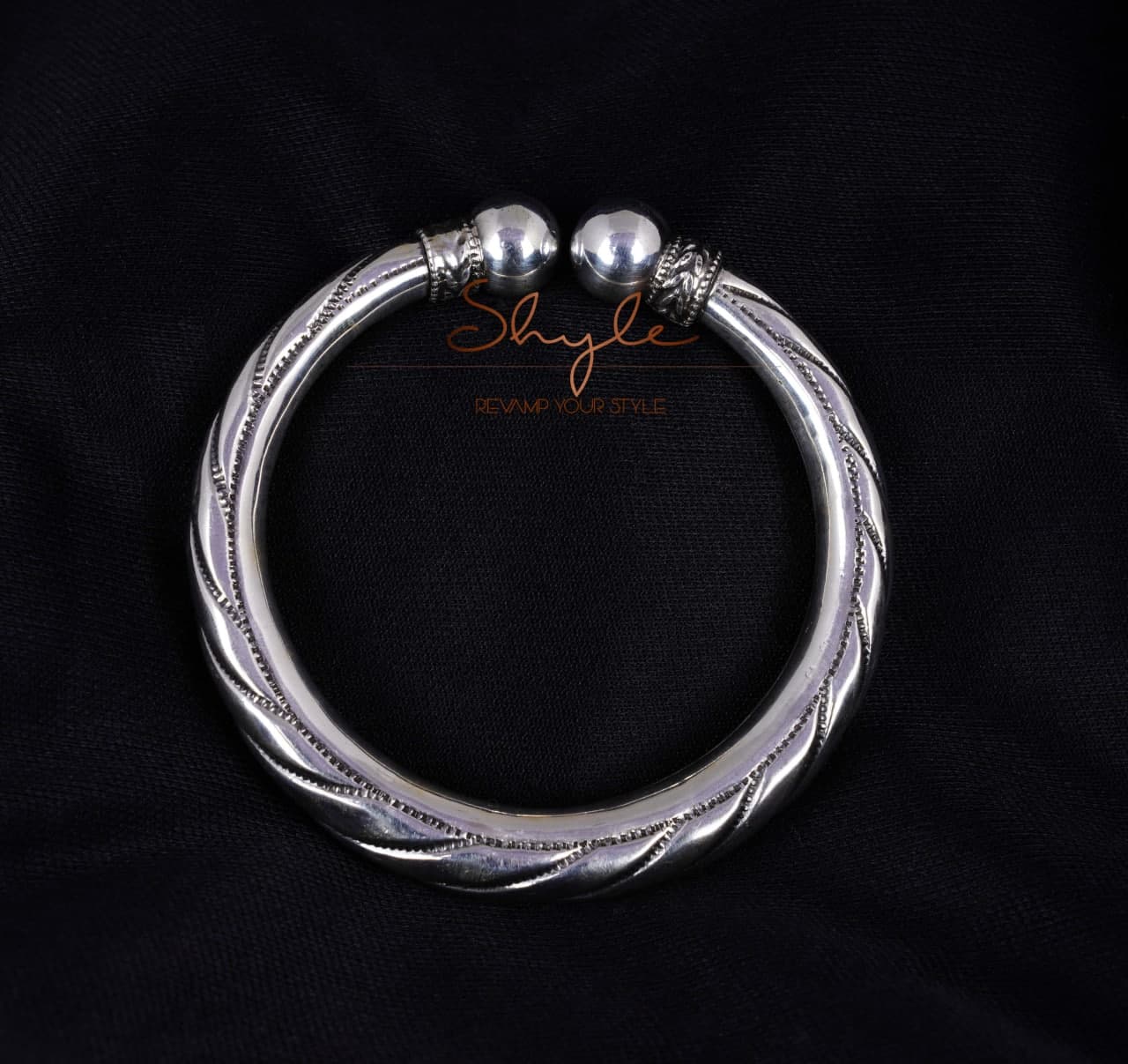 Anvaya Spiral Embossed Kada