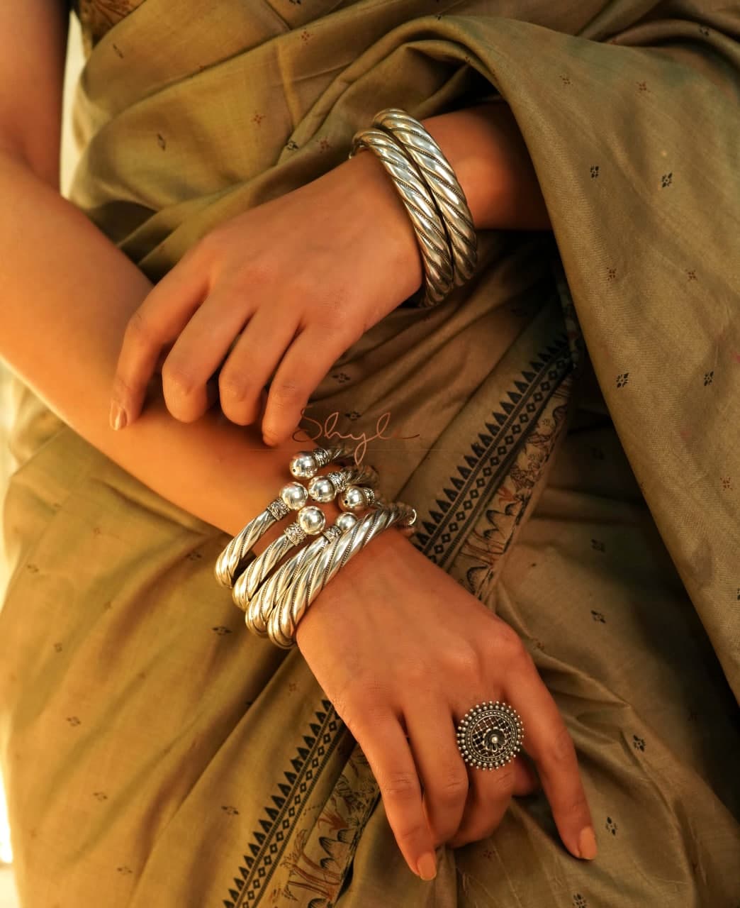 Anvaya Spiral Embossed Kada