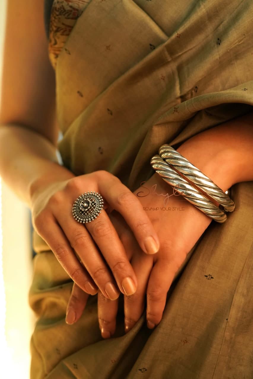 Anvaya Spiral Embossed Kada