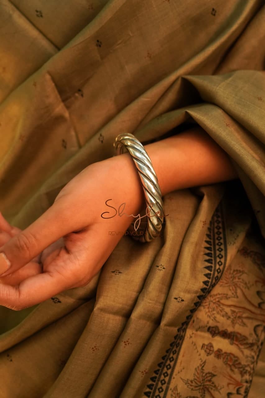 Anvaya Spiral Embossed Kada