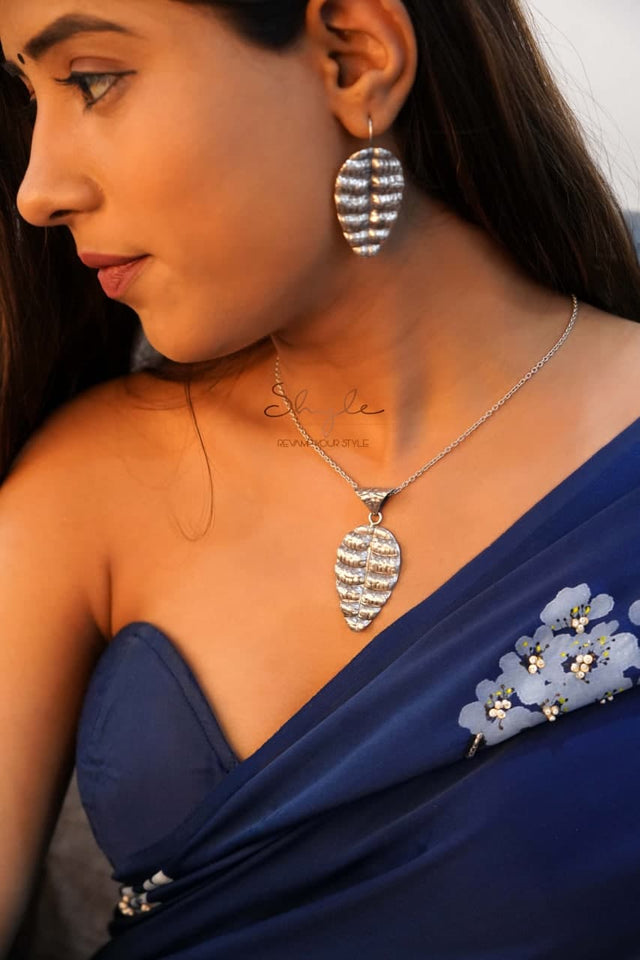 Adya Sookha Patta Necklace Set