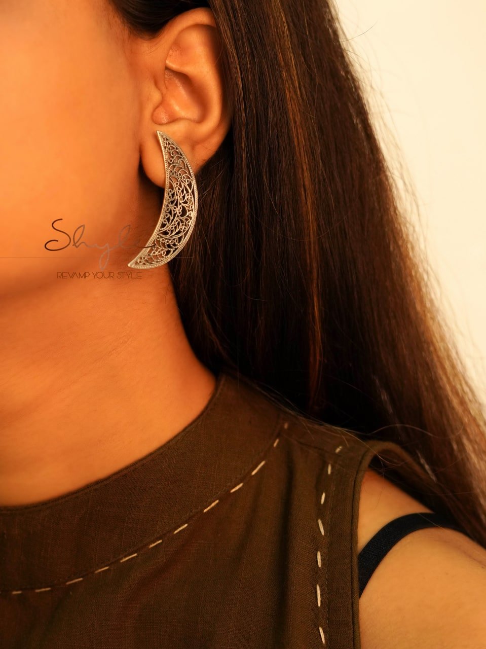 Mizoya Intricate Crescent Moon Earring