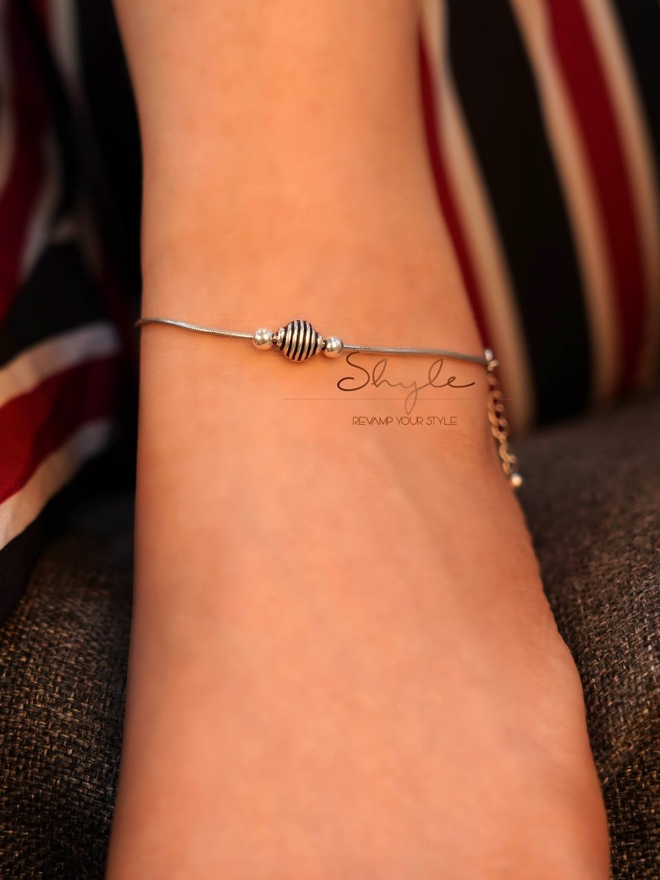 Adya Embossed Lined Motif Fine Everyday Anklet