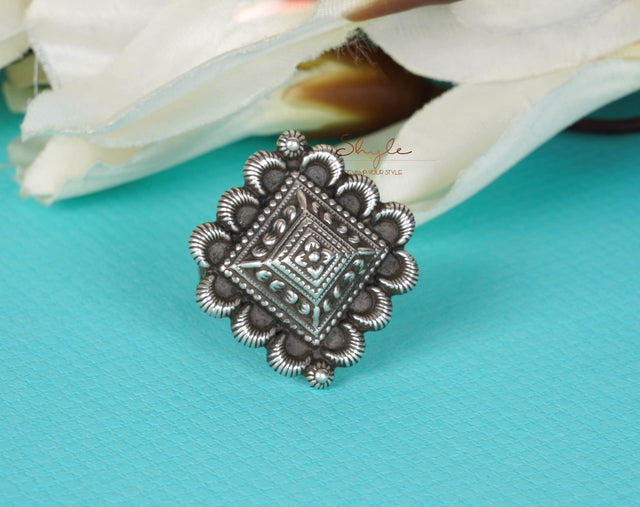 Mizoya Embossed Motif Intricate Ring