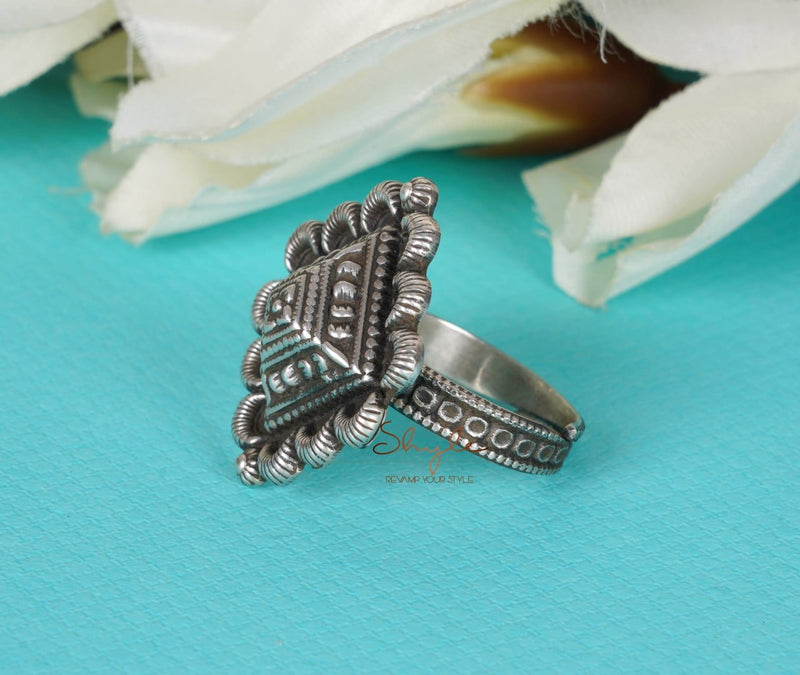 Mizoya Embossed Motif Intricate Ring