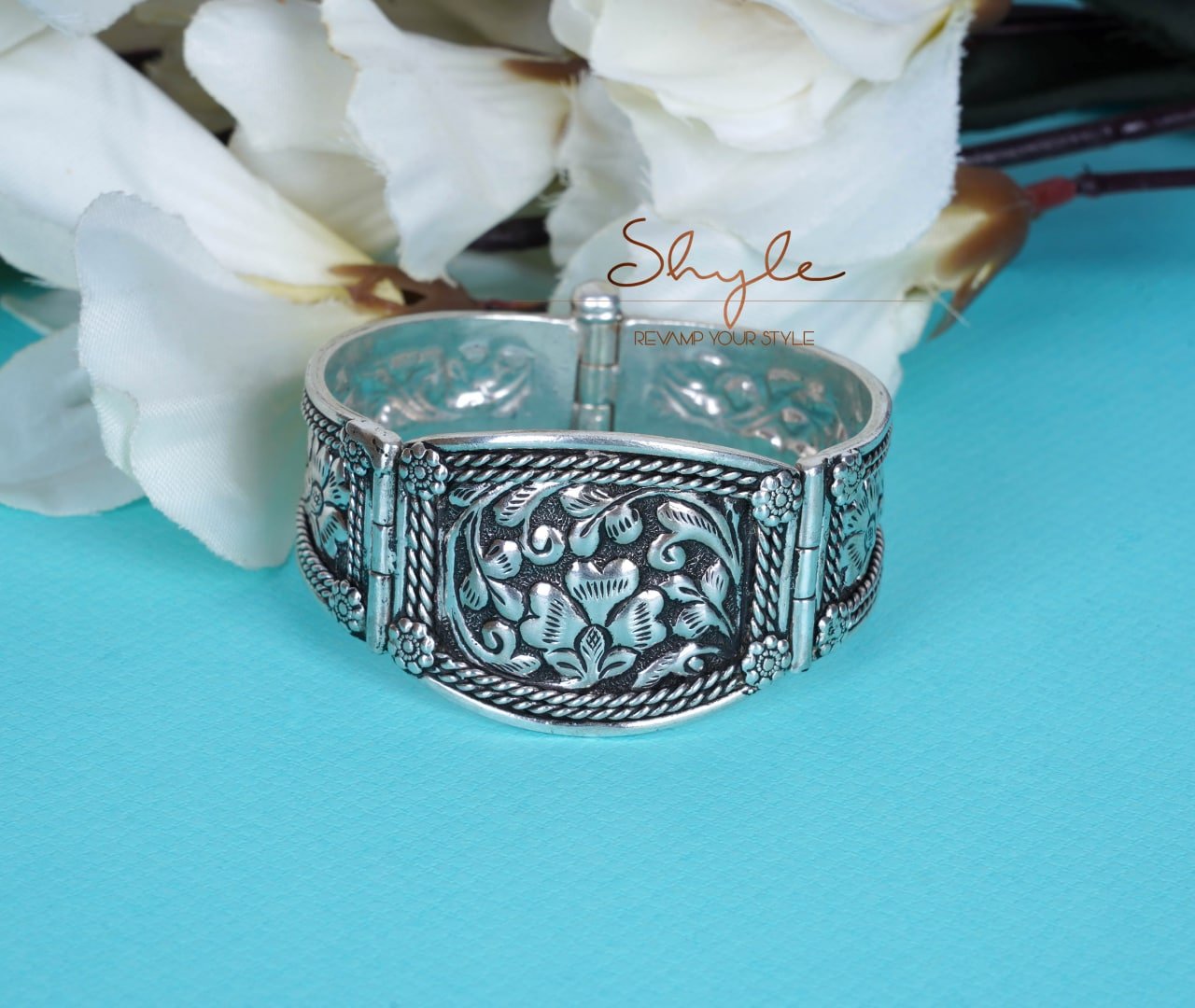 Anvaya Chitai Detailed Embossed Kada