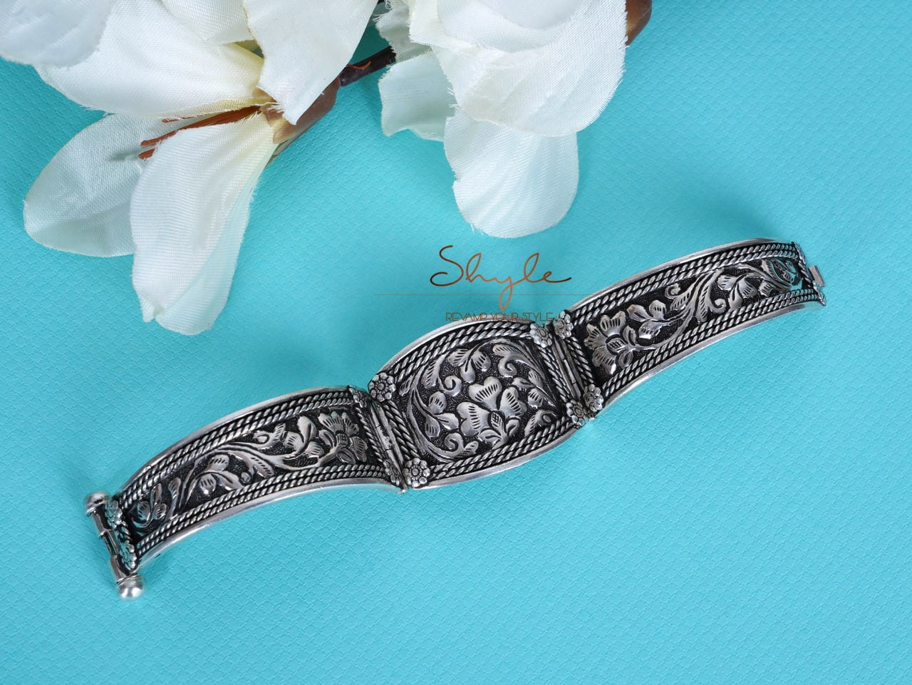 Anvaya Chitai Detailed Embossed Kada