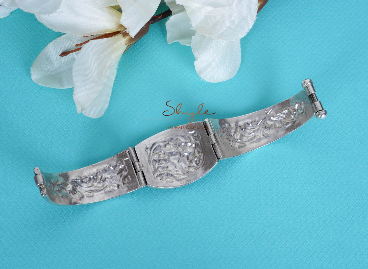 Anvaya Chitai Detailed Embossed Kada