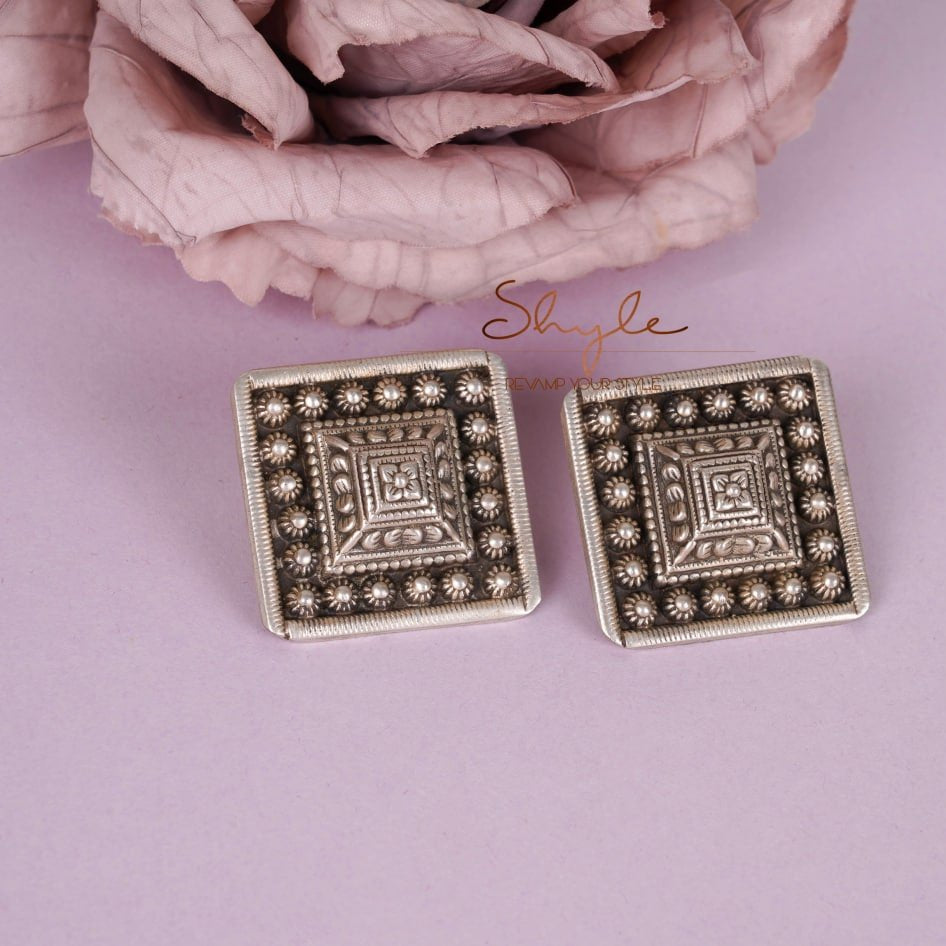 Tattva Detailed Embossed Classic Earring