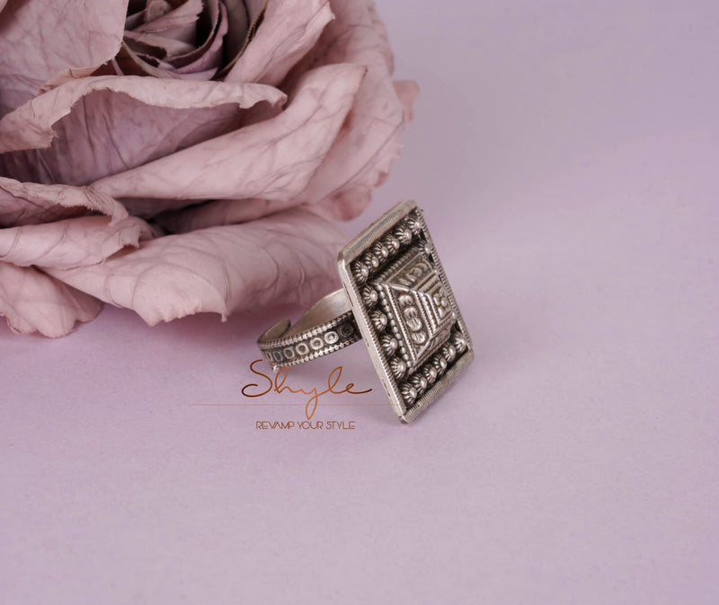 Tattva Detailed Embossed Classic Ring