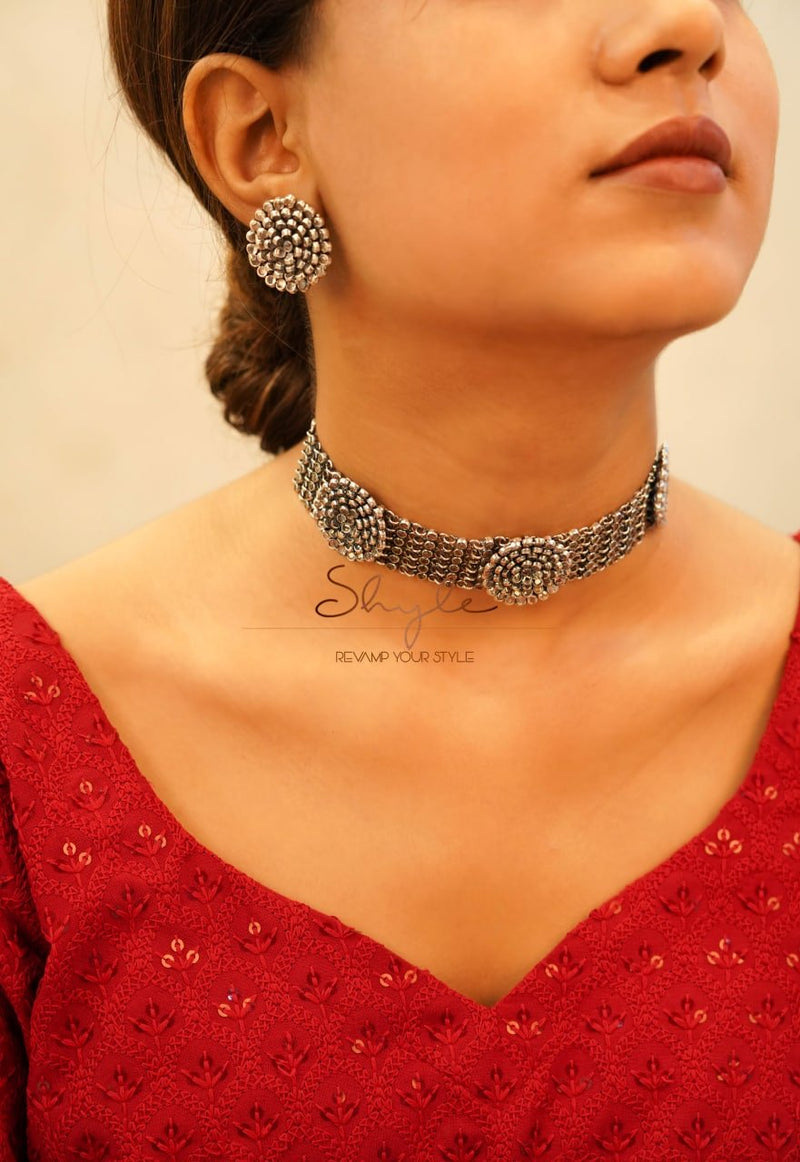 Essence Scintillating Tri flower Motif Choker Set