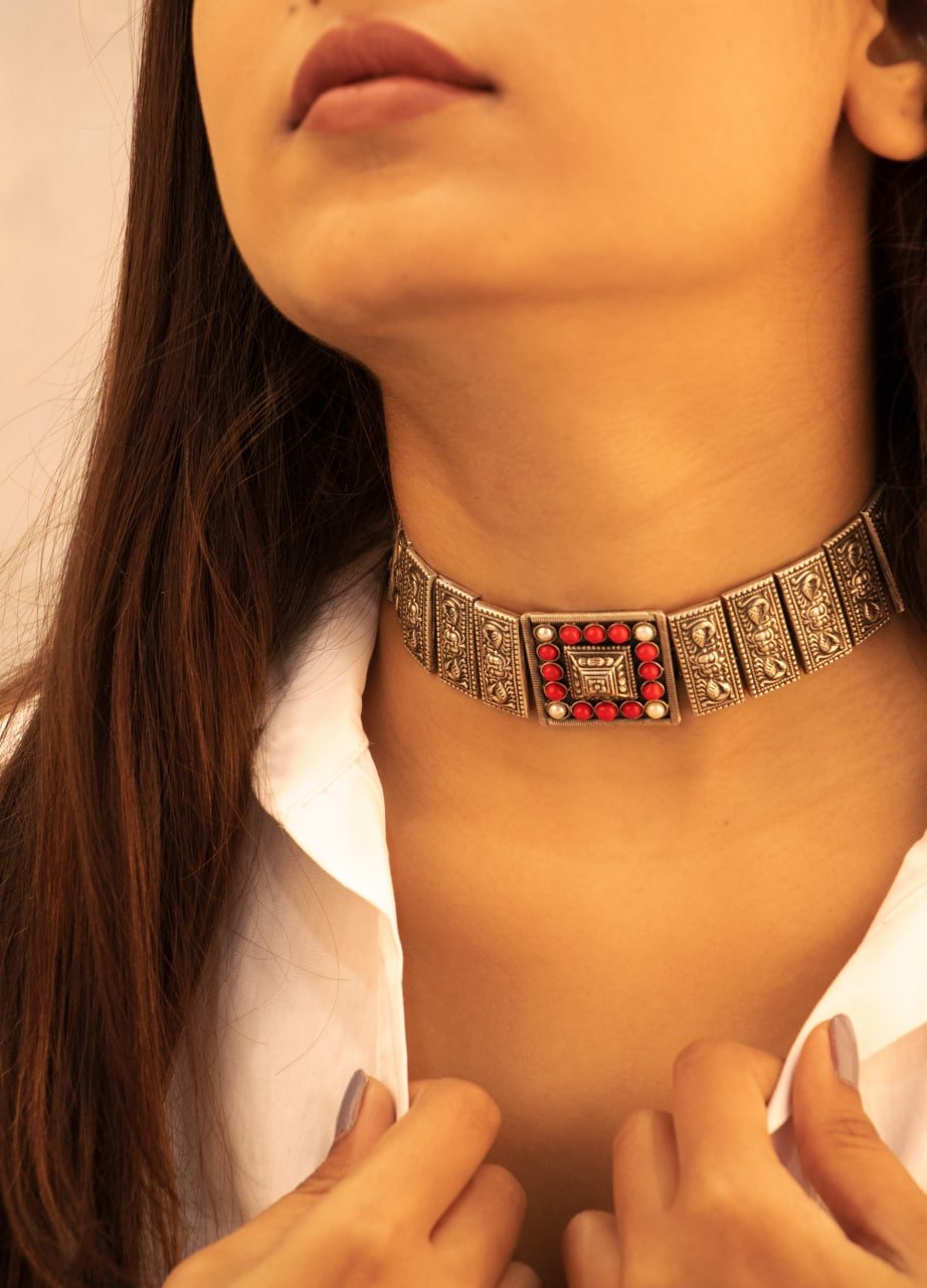 Tattva Detailed Motif Embossed Coral Pearl Choker