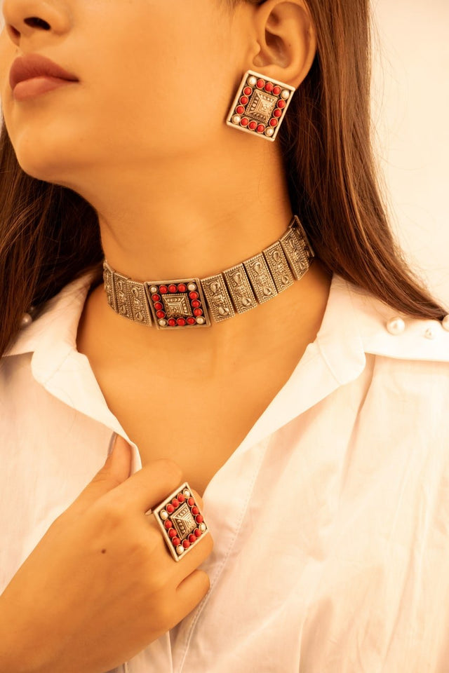 Tattva Detailed Motif Embossed Coral Pearl Choker Earring Ring Set