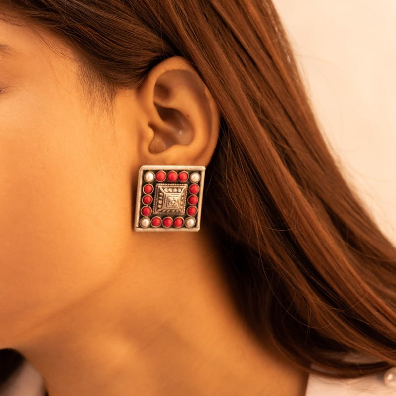 Tattva Detailed Motif Embossed Coral Pearl Stud Earring