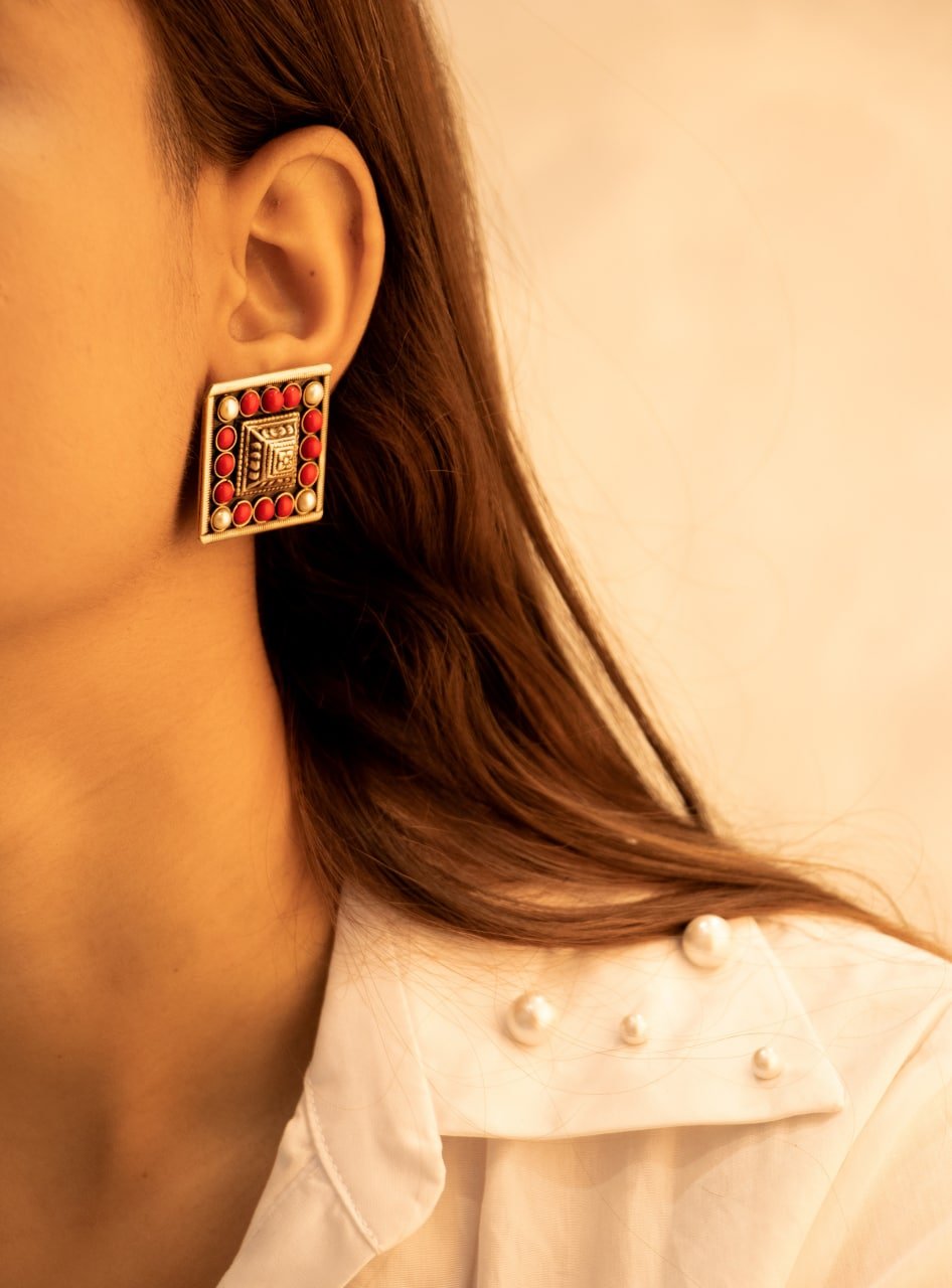 Tattva Detailed Motif Embossed Coral Pearl Stud Earring