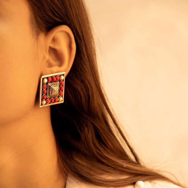 Tattva Detailed Motif Embossed Coral Pearl Stud Earring