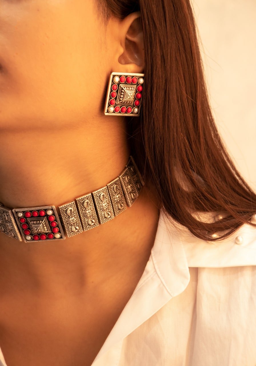 Tattva Detailed Motif Embossed Coral Pearl Choker Set