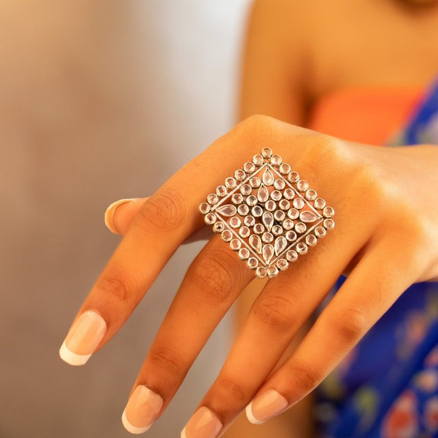 Essence Scintillating Square Ring