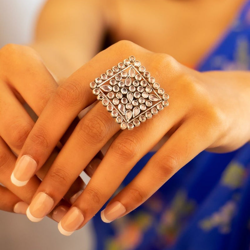 Essence Scintillating Square Ring