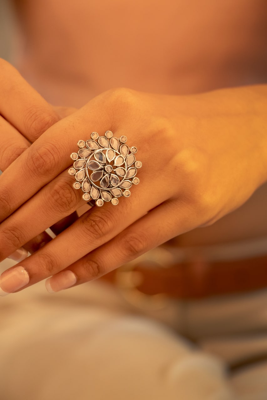 Essence Fine Scintillating Flower Ring