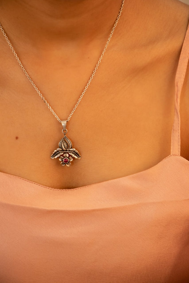 Moh Intricate Flower Leaf Everyday Pendant