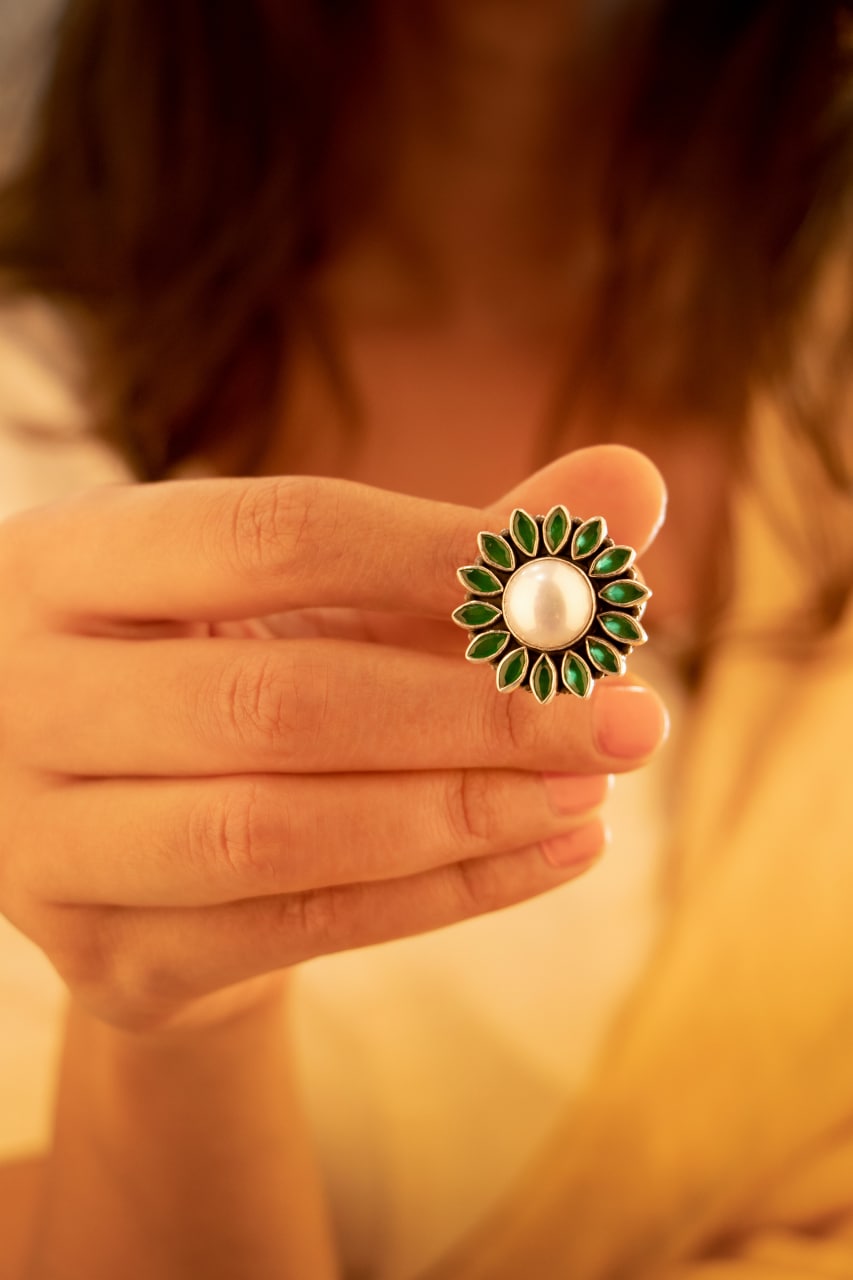 Essence Fine Green Flower Pearl Classic Ring