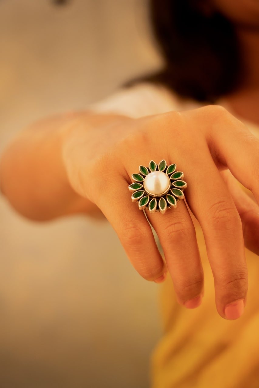 Essence Fine Green Flower Pearl Classic Ring