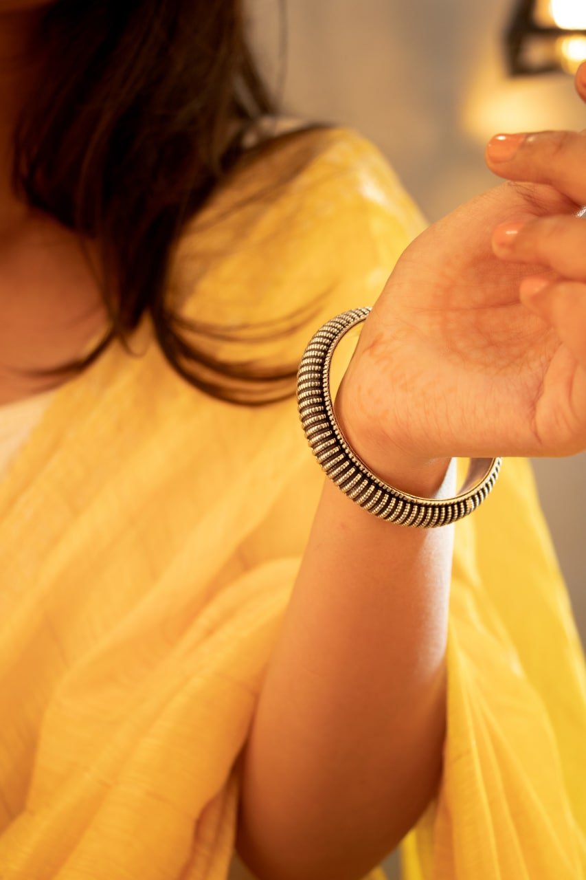 Mizoya Intricate Line Sequence Embossed Kada