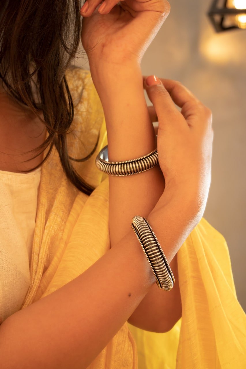 Mizoya Intricate Line Sequence Embossed Kada