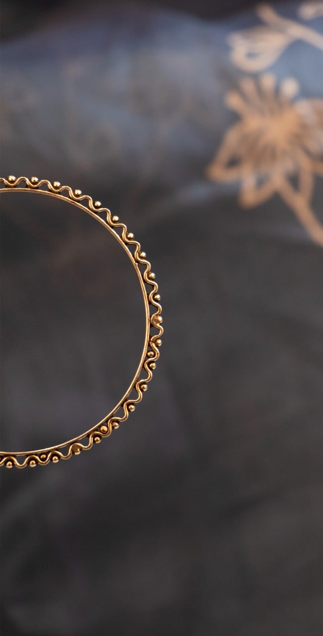 Moh Intricate Spiral Border Everyday Bangle