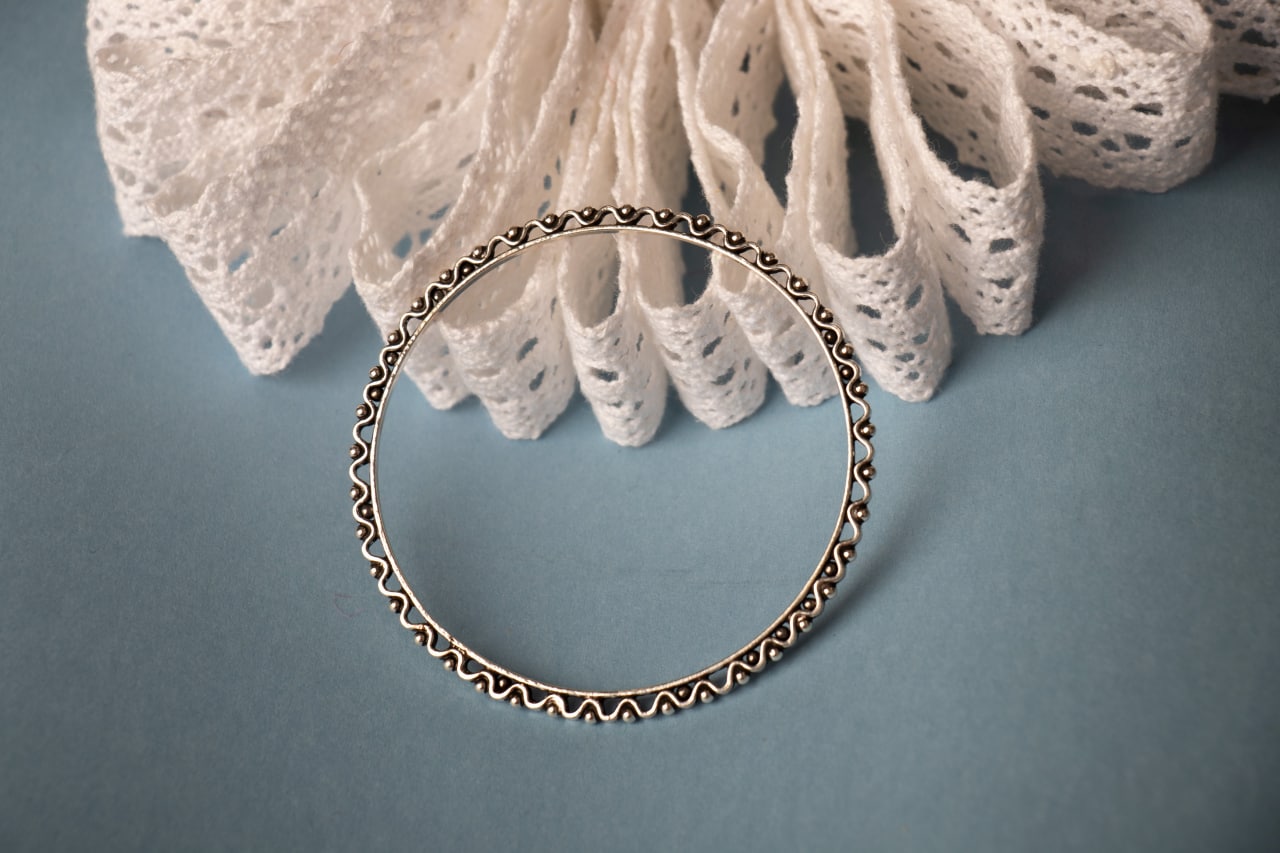 Moh Intricate Spiral Border Everyday Bangle