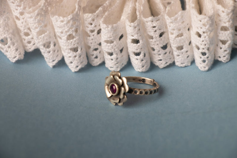 Moh Intricate Rose Toe Ring