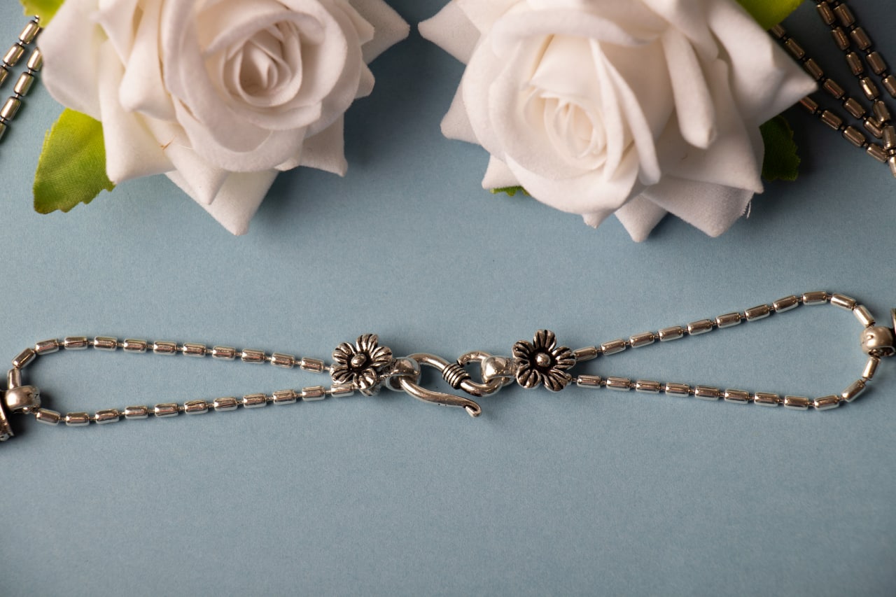 Moh Fine layered back flower motif necklace