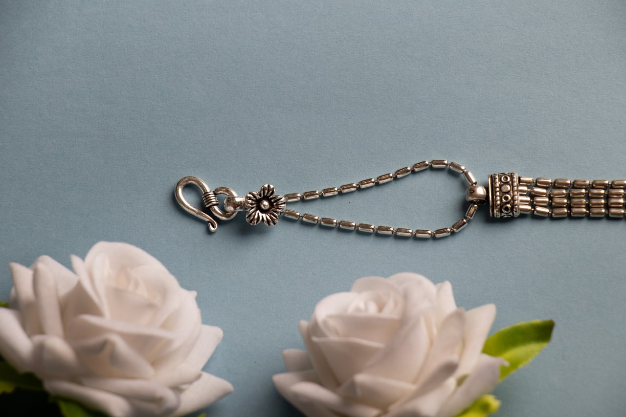 Moh Fine layered back flower motif necklace