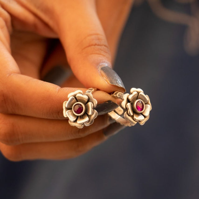 Moh Intricate Rose Toe Ring